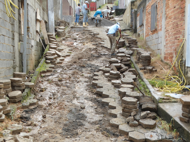 Prefeitura Municipal realiza manutenção e limpezas das ruas afetadas pelas chuvas (3).JPG