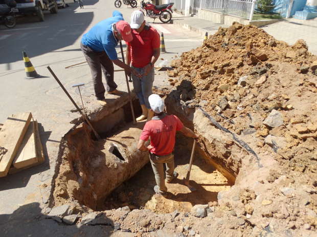 Prefeitura de Rosário da Limeira realiza manutenção em buraco na via urbana próximo ao Centro Administrativo (2).JPG